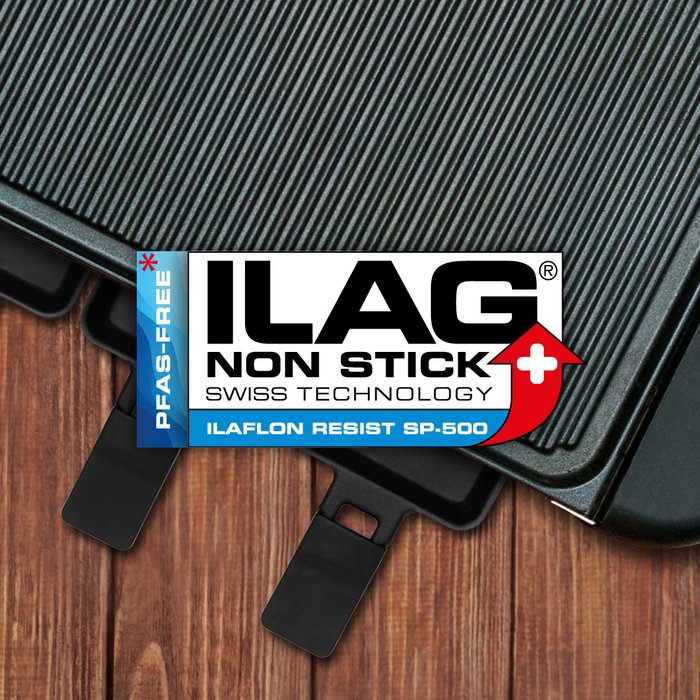 Schwarz beschichtete Grillplatte eines Raclette/Tischgrills - mittig das ILAG Logo mit blau unterlegtem Ilaflon Resist SP-500 Schriftzug und links zusätzlicher Beschriftung "PFAS-FREE" in blau