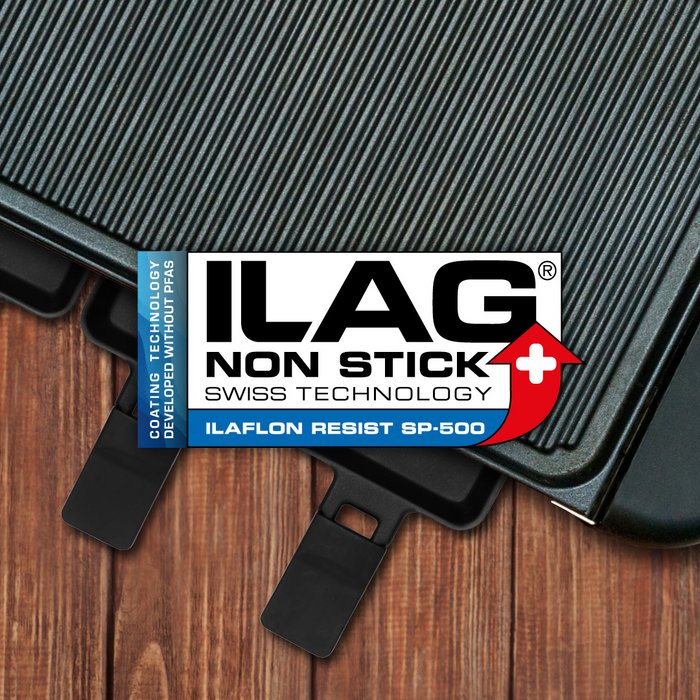 Schwarz beschichtete Grillplatte eines Raclette/Tischgrills - mittig das ILAG Logo mit blau unterlegtem Ilaflon Resist SP-500 Schriftzug und links zusätzlicher Beschriftung "PFAS-FREE" in blau