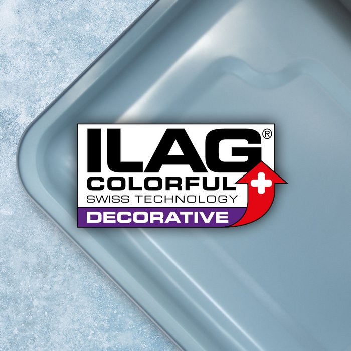 Hellblaue Aussenseite einer rechteckigen Auflaufform - mittig das ILAG Logo mit violett unterlegtem Decorative Schriftzug