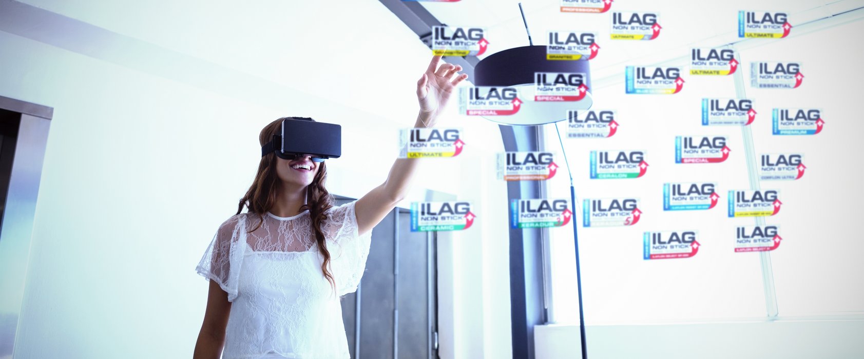 Frau schaut durch eine virtuelle Brille die verschiedenen ILAG Logos an