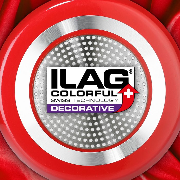 Rote Aussenseite einer Bratpfanne - mittig auf dem Pfannenboden das ILAG Logo mit violett unterlegtem Decorative Schriftzug