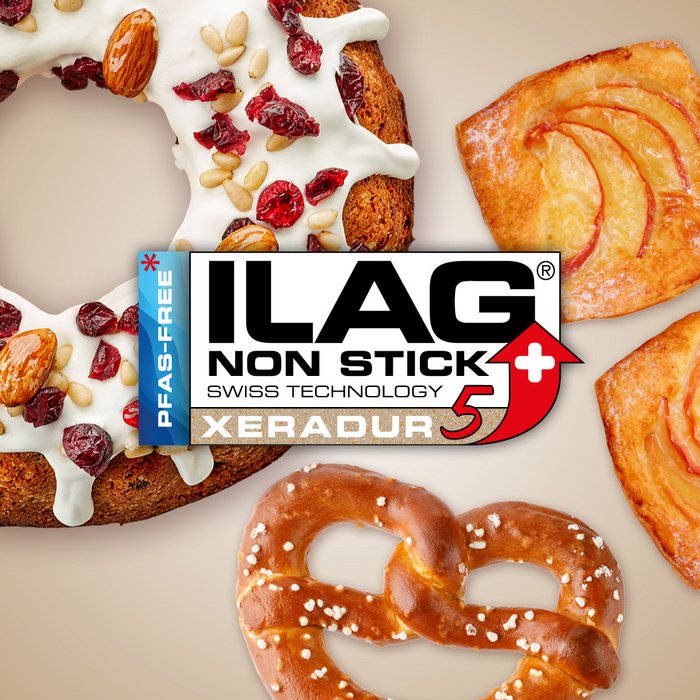 Auswahl eines Nusskuchen mit weisser Glasur mit kandierten Früchten, Blätterteig-Apfeltaschen und einem Laugenbretzel - mittig das ILAG Logo mit beige unterlegtem Xeradur 5 Schriftzug und links zusätzlicher Beschriftung "PFAS-FREE" in blau