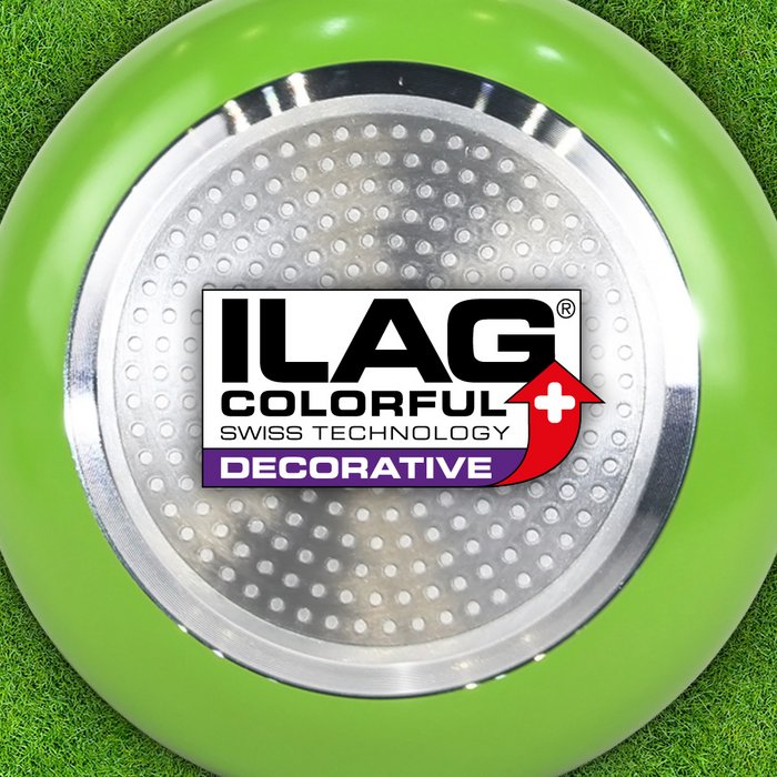 Grüne Aussenseite einer Bratpfanne - mittig auf dem Pfannenboden das ILAG Logo mit violett unterlegtem Decorative Schriftzug