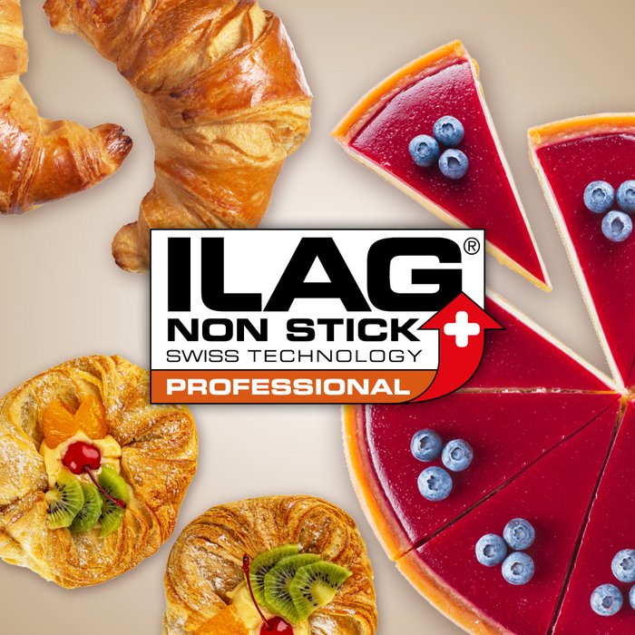 Symphonie aus Laugenhörnchen, Früchte Blätterteigtörtchen und Käsekuchen mit Glasur und Blaubeer-Garnitur - mittig das ILAG Logo mit orange unterlegtem Professional Schriftzug