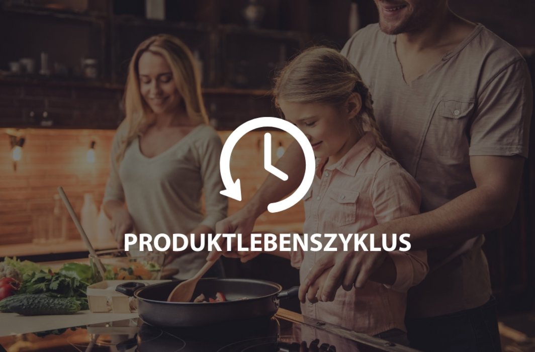 Kleinfamilie am Herd um Essen vorzubereiten