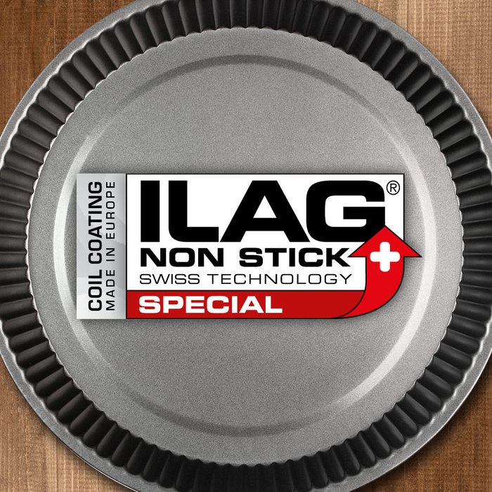 Anthrazit beschichtete Innenseite eines runden Backblechs mit Wellenrand - mittig das ILAG Logo mit rot unterlegtem Special Schriftzug und links zusätzlicher Beschriftung "Coil Coating-Made in Europe"