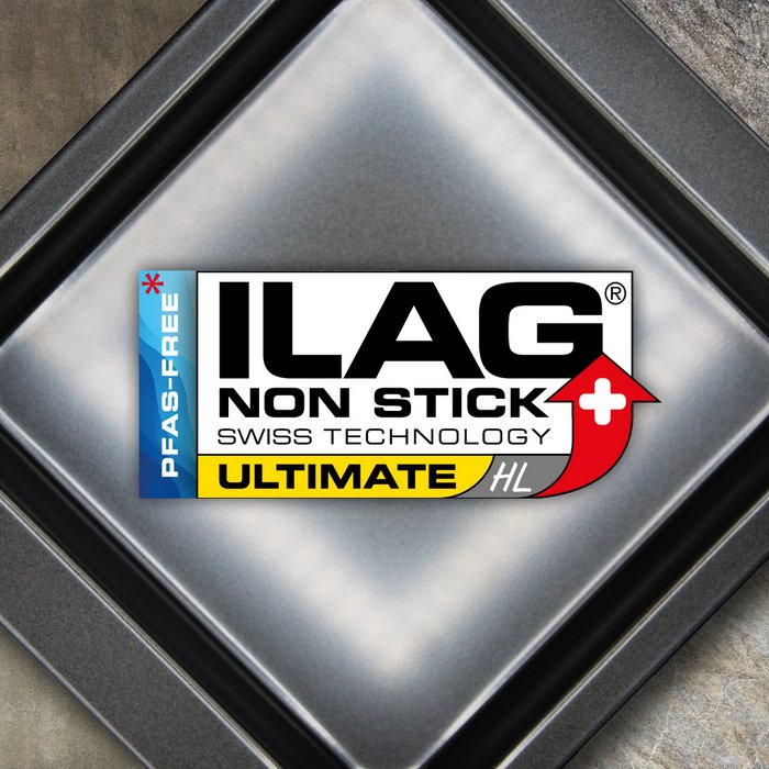 Schwarz beschichtete Innenseite eines quadratischen Backblechs  - mittig das ILAG Logo mit gelb unterlegtem Ultimate Schriftzug und links zusätzlicher Beschriftung "PFAS-FREE" in blau