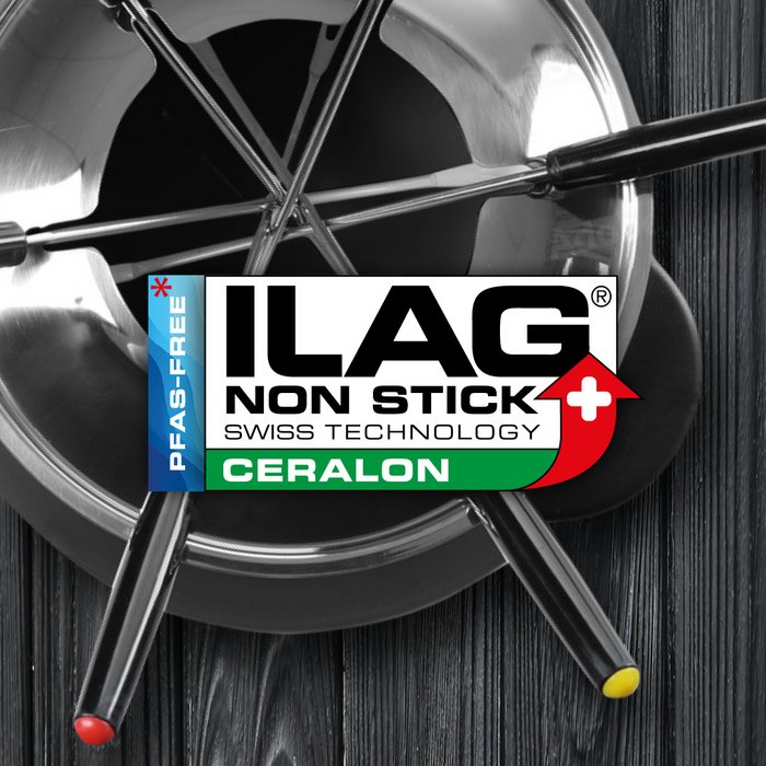 Beschichteter Fonduetopf mit 4 Gabeln von oben betrachtet - mittig das ILAG Logo mit grün unterlegtem Ceralon Schriftzug und links zusätzlicher Beschriftung "PFAS-FREE" in blau