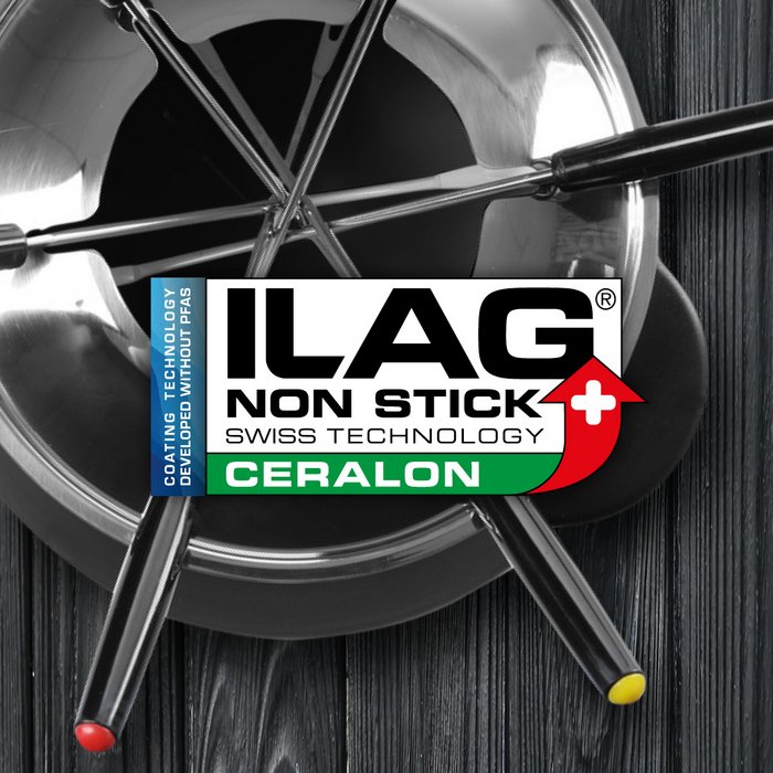 Beschichteter Fonduetopf mit 4 Gabeln von oben betrachtet - mittig das ILAG Logo mit grün unterlegtem Ceralon Schriftzug und links zusätzlicher Beschriftung "PFAS-FREE" in blau