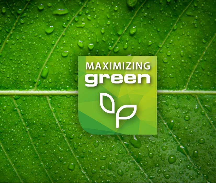 Grünes Blatt mit abperlenden Wassertropfen, darauf das Maximizing green Icon