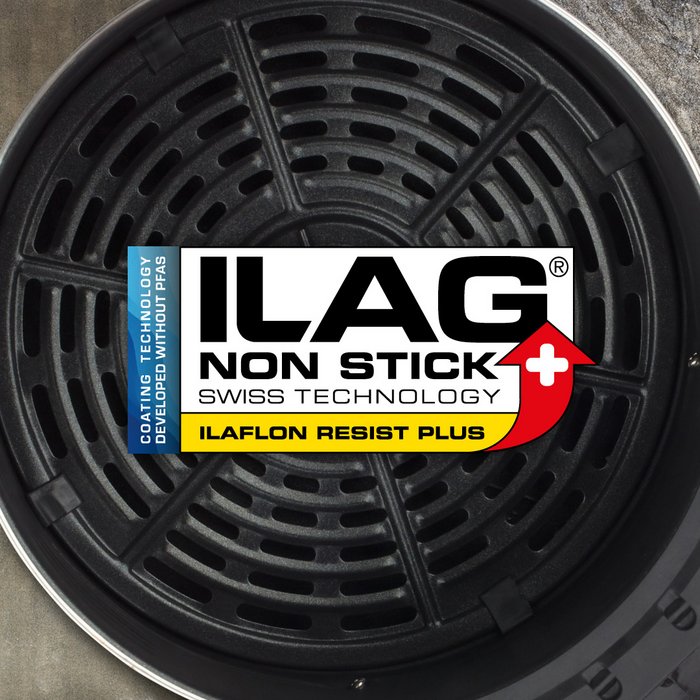 Schwarz beschichteter Korb einer Heissluftfriteuse - mittig das ILAG Logo mit gelb unterlegtem Ilaflon Resist Plus Schriftzug und links zusätzlicher Beschriftung "PFAS-FREE" in blau