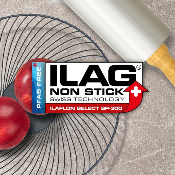 Schwarzer Metall-Früchtekorb und ein alufarbener Teigroller - mittig das ILAG Logo mit rot unterlegtem Ilaflon Select SP-300 Schriftzug und links zusätzlicher Beschriftung "PFAS-FREE" in blau