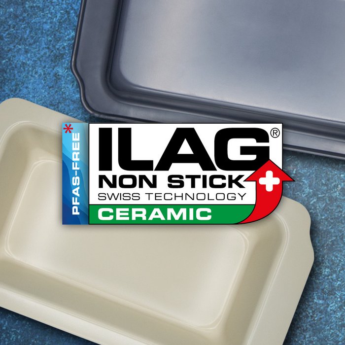 Innenseite von zwei Auflaufformen in beige und anthrazit  - mittig das ILAG Logo mit grün unterlegtem Ceramic Schriftzug und links zusätzlicher Beschriftung "PFAS-FREE" in blau