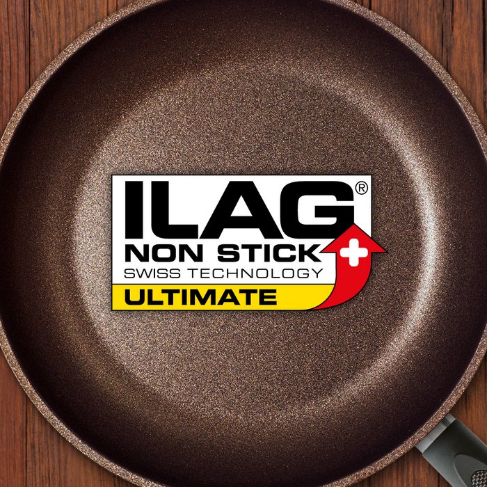 Braune mit Flitter, beschichtete Innenseite einer Bratpfanne - mittig das ILAG Logo mit gelb unterlegtem Ultimate Schriftzug