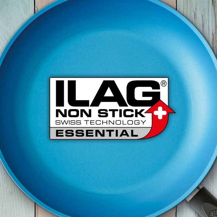 Hellblau beschichtete Innenseite einer Bratpfanne - mittig das ILAG Logo mit grau unterlegtem Essential Schriftzug