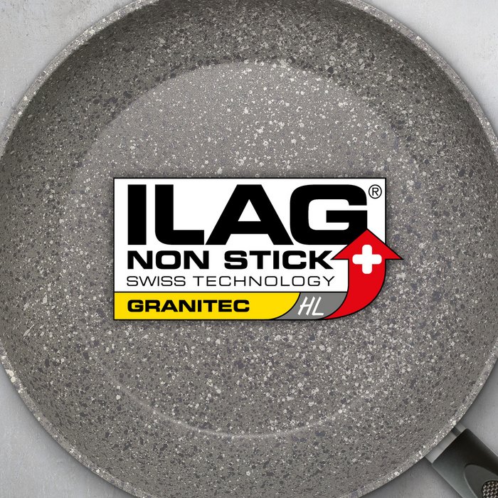 Beschichtete Innenseite einer Bratpfanne mit grauer Basis und schwarz-weissem Marmoreffekt - mittig das ILAG Logo mit gelb unterlegtem Granitec HL Schriftzug