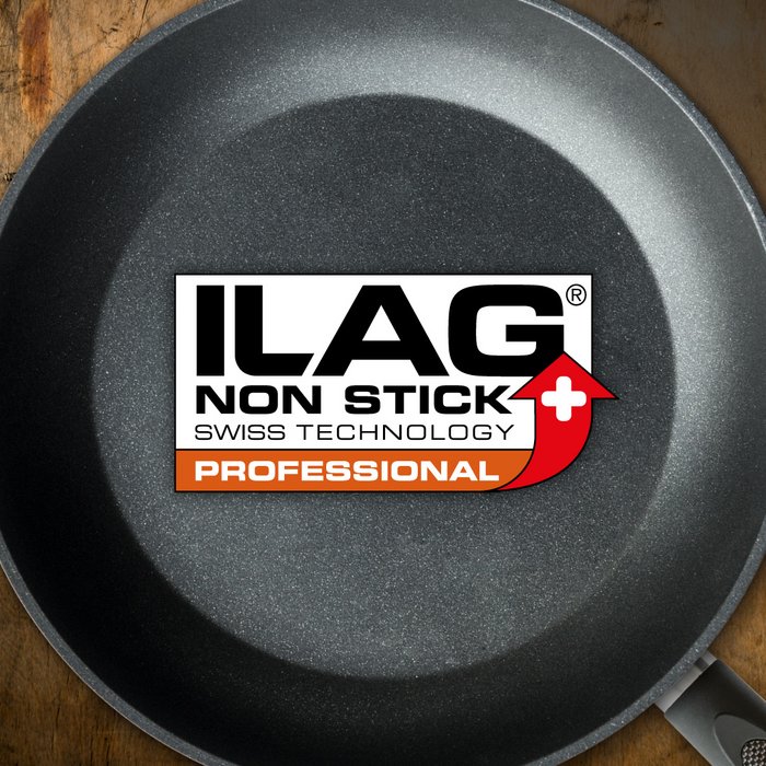 Schwarze beschichtete Innenseite einer Bratpfanne - mittig das ILAG Logo mit orange unterlegtem Professional Schriftzug