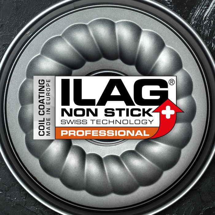 Silbergrau beschichtete Innenseite einer runden Kuchenform mit Ausbuchtungen - mittig das ILAG Logo mit grau unterlegtem Essential Schriftzug und links zusätzlicher Beschriftung «Coil Coating-Made in Europe»