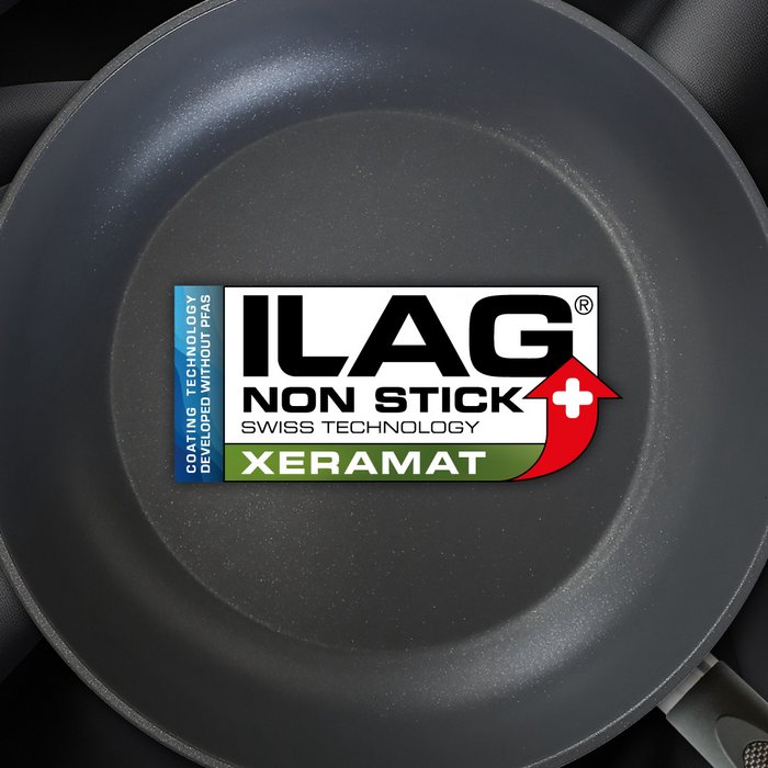 Schwarz matte Innenseite einer Bratpfanne - mittig das ILAG Logo mit hellgrün unterlegtem Xeramat Schriftzug und links zusätzlichem "PFAS-free" in blau