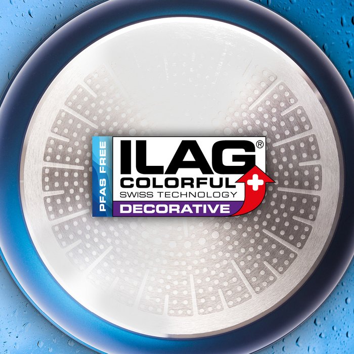 Blaue Aussenseite einer Bratpfanne - mittig auf dem Pfannenboden das ILAG Logo mit violett unterlegtem Decorative Schriftzug und links zusätzlicher Beschriftung "PFAS-FREE" in blau