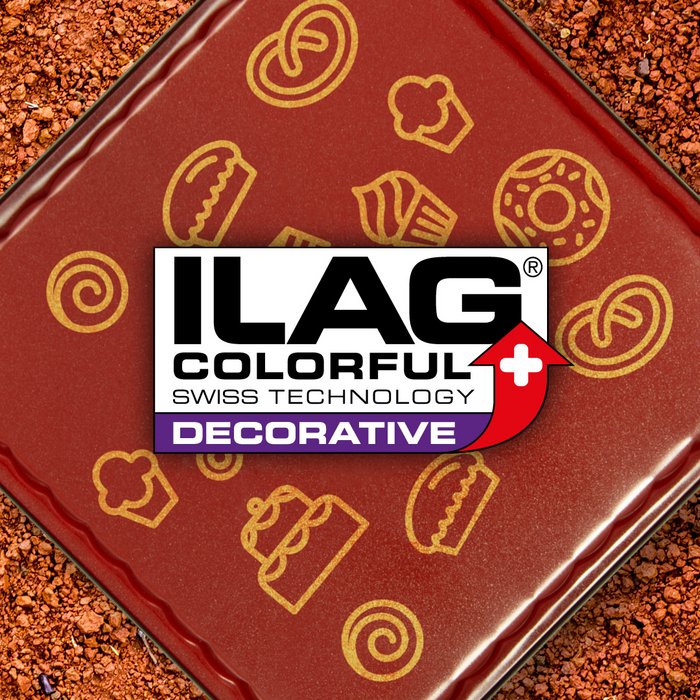 Aussenseite einer braunroten, mit orangen Ornamenten bedruckte quadratische Auflaufform - mittig das ILAG Logo mit violett unterlegtem Decorative Schriftzug