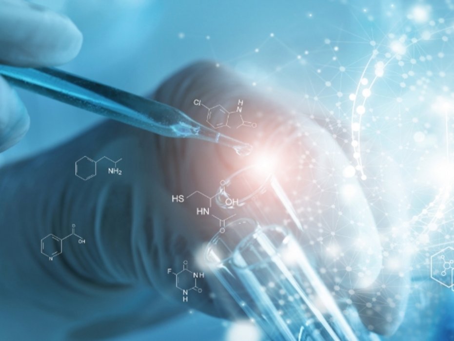 Hände eines Chemikers mit einer Pipette und Reagenzglas, darüber chemische Formeln